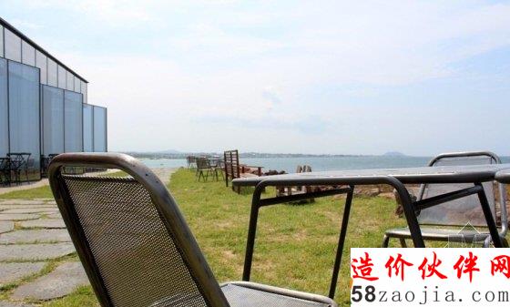 這哪是咖啡館,分明是藝術(shù)館,果然權(quán)總裁還是追求藝術(shù)至高無上!這環(huán)境在黃昏的時(shí)候邊喝咖啡邊看日落,幫幫噠!反正濟(jì)州島是免簽,任性的人就要體驗(yàn),準(zhǔn)備著跟霸道愛賣萌的權(quán)總裁同居,是什么樣的感受呢?