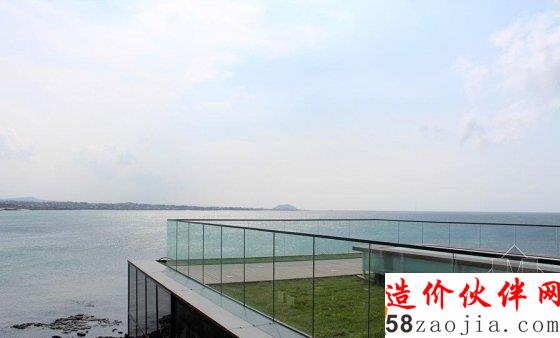這哪是咖啡館,分明是藝術(shù)館,果然權(quán)總裁還是追求藝術(shù)至高無上!這環(huán)境在黃昏的時(shí)候邊喝咖啡邊看日落,幫幫噠!反正濟(jì)州島是免簽,任性的人就要體驗(yàn),準(zhǔn)備著跟霸道愛賣萌的權(quán)總裁同居,是什么樣的感受呢?