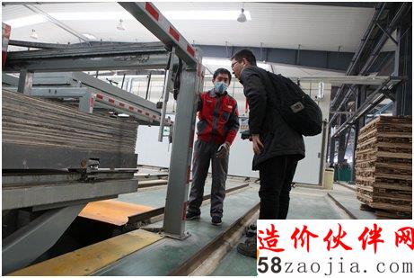 企業(yè)和媒體代表參觀卓達(dá)集團(tuán)現(xiàn)代化的新材生產(chǎn)車(chē)間