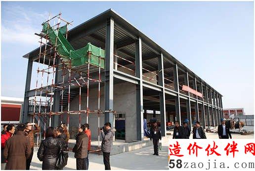 企業(yè)和媒體代表參觀國(guó)家住宅產(chǎn)業(yè)化基地研發(fā)中心
