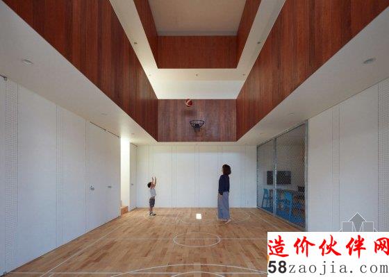 你能猜到日本這棟民宅里有個(gè)籃球場(chǎng)嗎?