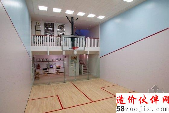 你能猜到日本這棟民宅里有個(gè)籃球場(chǎng)嗎?