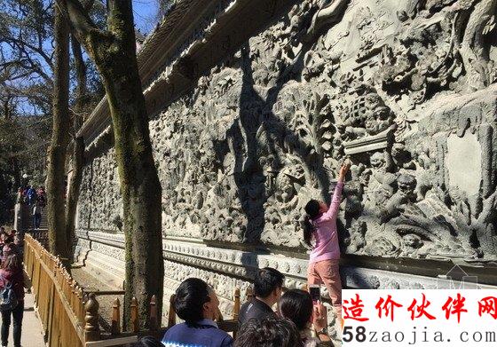 杭州游客擲錢祈福 景點墻壁成“硬幣墻”