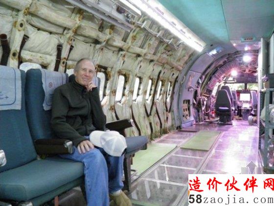 房車簡(jiǎn)直弱爆了 潮爺爺將飛機(jī)改造成他的夢(mèng)想之家!