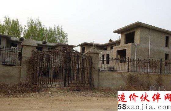 南陽市臥龍區(qū)小陳莊爛尾的別墅群