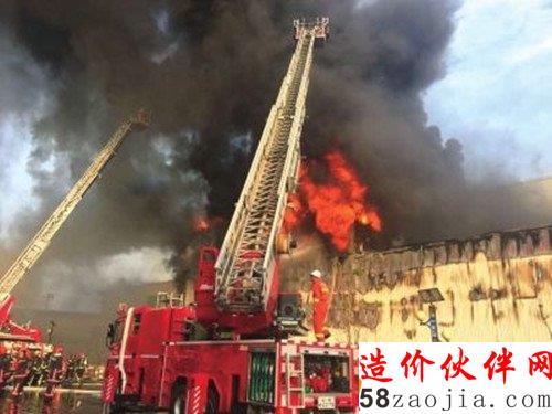 庫房躥出明火并伴著大量濃煙