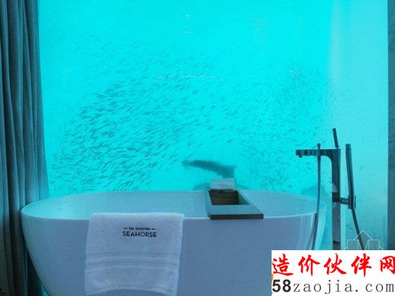 在別墅的水上部分,游客可以在一個(gè)大浴缸里愜意欣賞迪拜的美景。