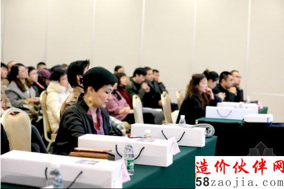 15年第十屆論壇現(xiàn)場(chǎng)設(shè)計(jì)師們?cè)趯P穆犞v