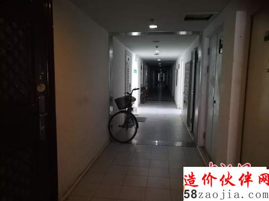 北京像素每層30戶,走廊又暗又長。<a target='_blank' >中新網</a> 記者 邱宇攝