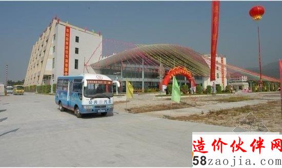 車(chē)站總經(jīng)理吳某介紹,除了04年9月26號(hào)建成時(shí)慶典儀式上發(fā)出車(chē)輛外,岐山車(chē)站實(shí)際上并未發(fā)出過(guò)客運(yùn)車(chē)輛。圖為2004年岐山車(chē)站建成慶典(資料圖片)。 車(chē)站總經(jīng)理吳某介紹,除了04年9月26號(hào)建成時(shí)慶典儀式上發(fā)出車(chē)輛外,岐山車(chē)站實(shí)際上并未發(fā)出過(guò)客運(yùn)車(chē)輛。圖為2004年岐山車(chē)站建成慶典(資料圖片)。