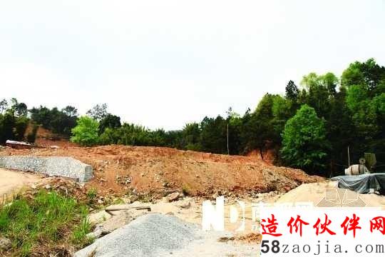 惠州地派鎮(zhèn)地派溫泉酒店對(duì)面,是曾廣興所稱倒土的位置,但現(xiàn)場(chǎng)并無大量棄土,當(dāng)?shù)卮逦卜裾J(rèn)曾有大量棄土。