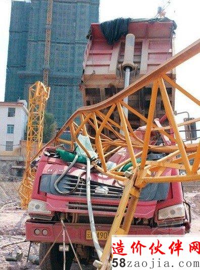 被塔吊砸變形的大車。