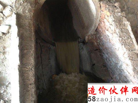 掩藏于大名縣天雄路引河大橋下西岸南側(cè)的排污口。 掩藏于大名縣天雄路引河大橋下西岸南側(cè)的排污口。