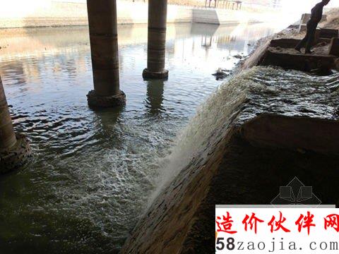 天雄路引河大橋下西岸南側(cè)排污口排出的黃色污水,在橋下坡堤上呈“扇”形鋪開瀉入引河。 天雄路引河大橋下西岸南側(cè)排污口排出的黃色污水,在橋下坡堤上呈“扇”形鋪開瀉入引河。