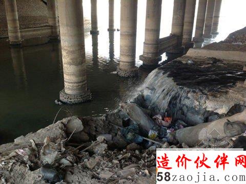 天雄路引河大橋下西岸北側(cè)橋堤坡已經(jīng)被污水沖壞。 天雄路引河大橋下西岸北側(cè)橋堤坡已經(jīng)被污水沖壞。