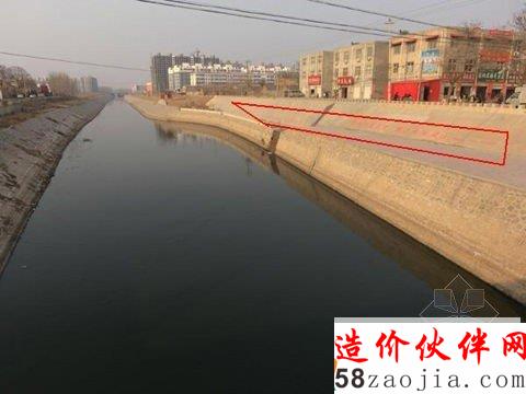在大名府路引河大橋東岸北側(cè)邯鄲市水利局的醒目標語:“保護水資源,改善水環(huán)境”、“加強河道管理,維護河湖健康”。 在大名府路引河大橋東岸北側(cè)邯鄲市水利局的醒目標語:“保護水資源,改善水環(huán)境”、“加強河道管理,維護河湖健康”。